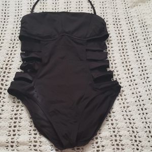 Black swimsuit😍😍😍😍